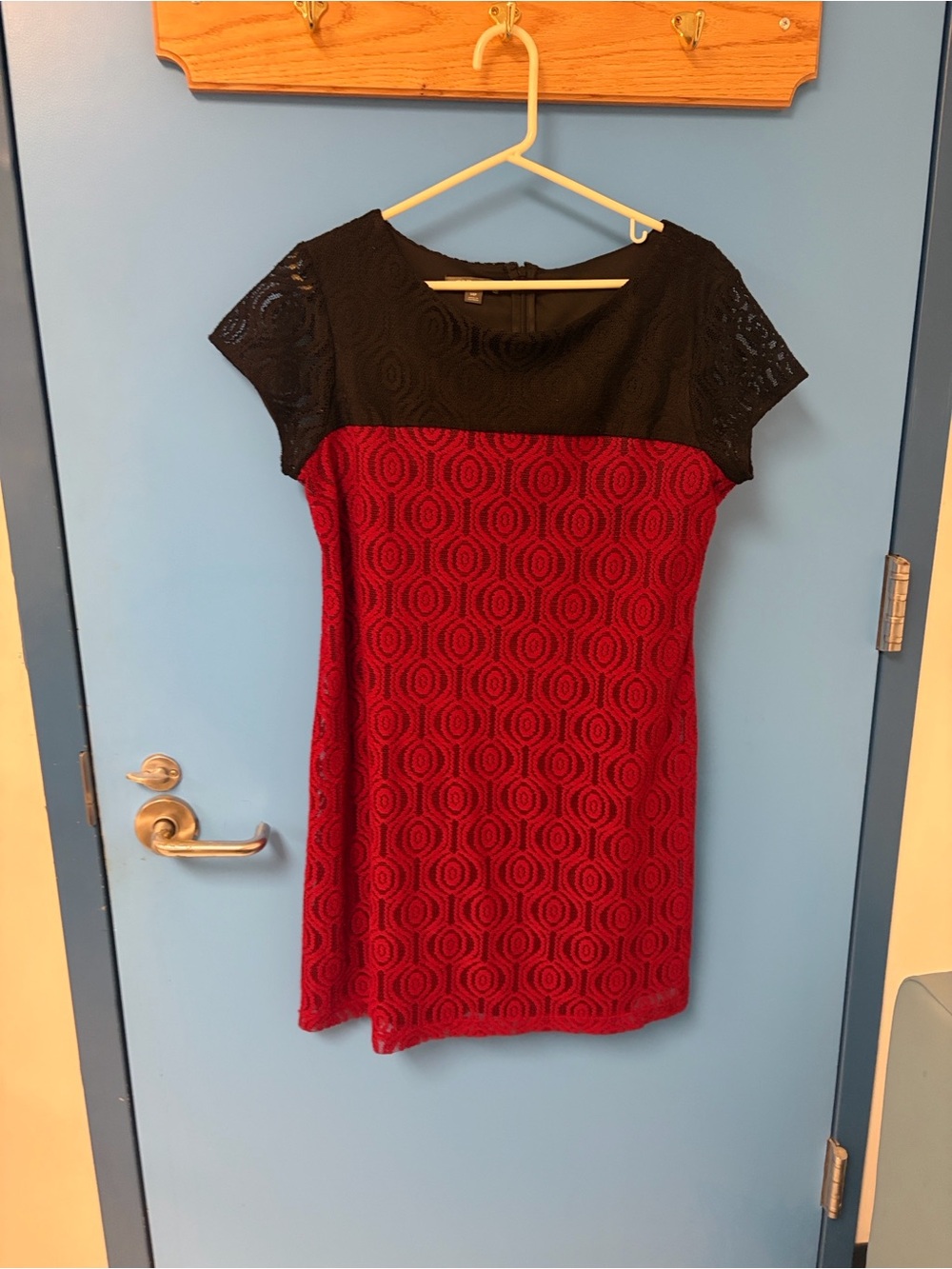 Roz & Ali Black and Red Lace Shift Dress - size 14P